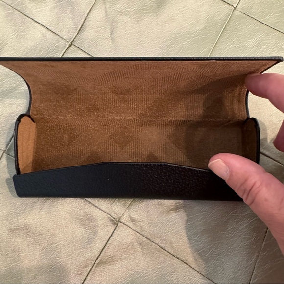 Authentic BURBERRY black hardshell eyeglasses case and branded lens cloth. - Picture 4 of 5